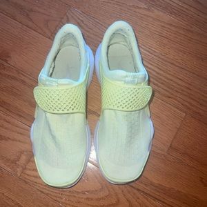 Yellow air huarache running shoes size 7 women
